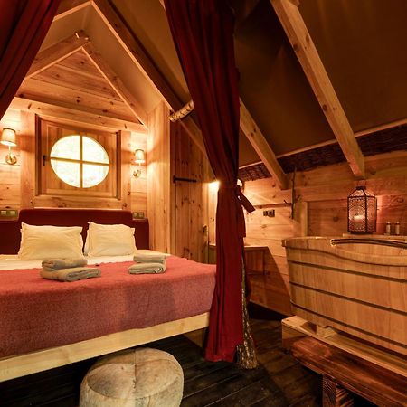 Les Cabanes De Rensiwez Mabompre Exteriör bild