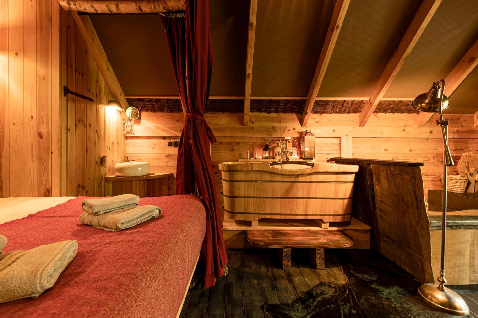 Les Cabanes De Rensiwez Mabompre Exteriör bild